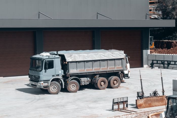 Sewa dump truck proyek konstruksi Medan
